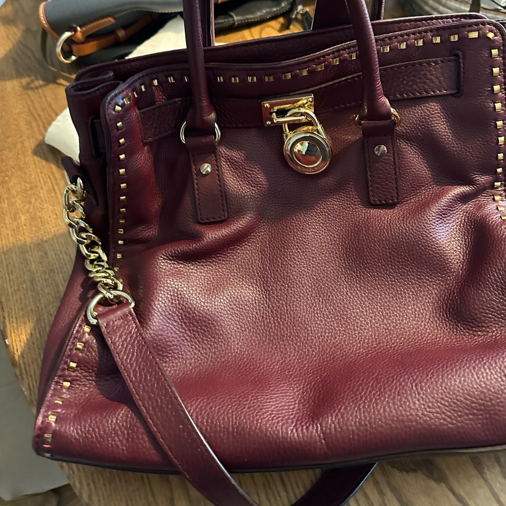 This is a beautiful like brand new Michael Kors Bag!